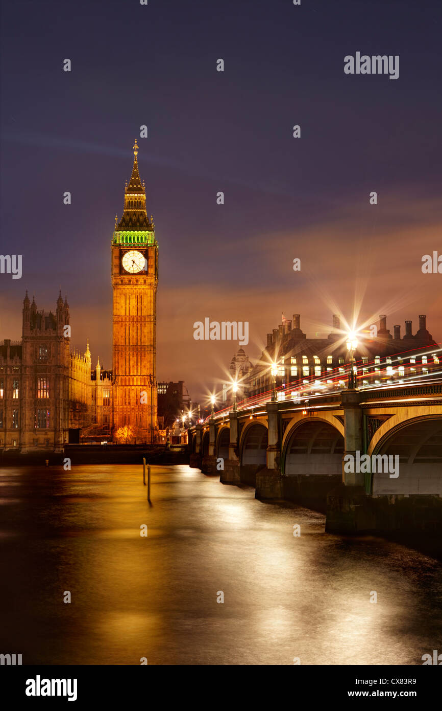 Vista sul Fiume Tamigi verso il Big Ben e il Parlamento di notte Foto Stock