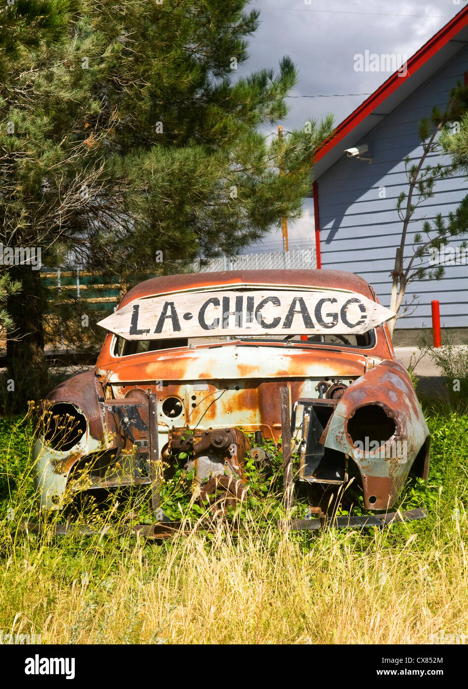 Auto abbandonate lungo la US Route 66 mostra di Los Angeles in una direzione e di Chicago in un altro Foto Stock