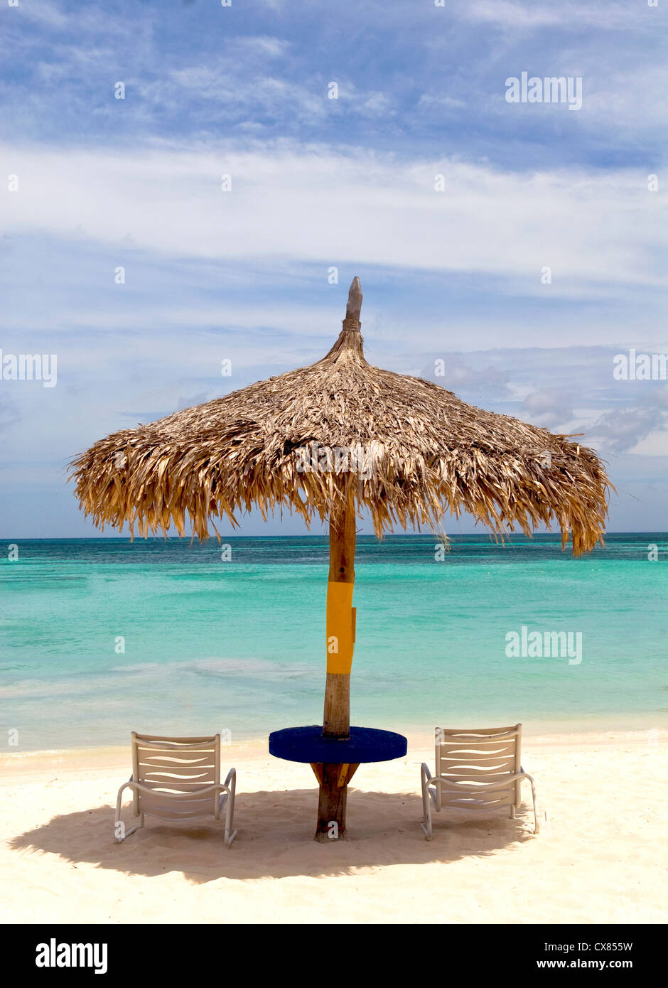 Capanna con il tetto di paglia su un tratto di spiaggia di Aruba che si affaccia sul Mare dei Caraibi Foto Stock