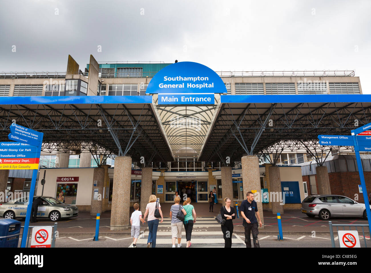 Esterno di ingresso principale a Southampton General Hospital Foto Stock