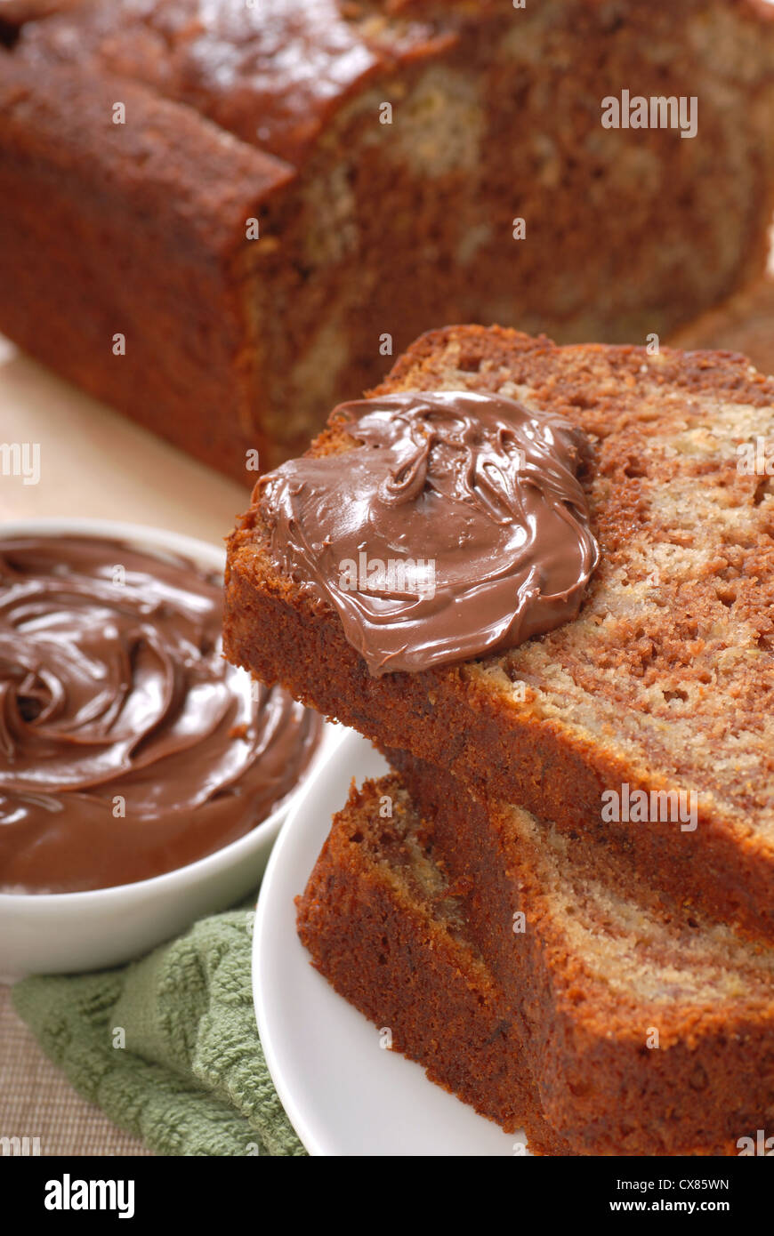 Pane appena sfornato banana e cioccolato pane del dado con la Nutella Foto Stock