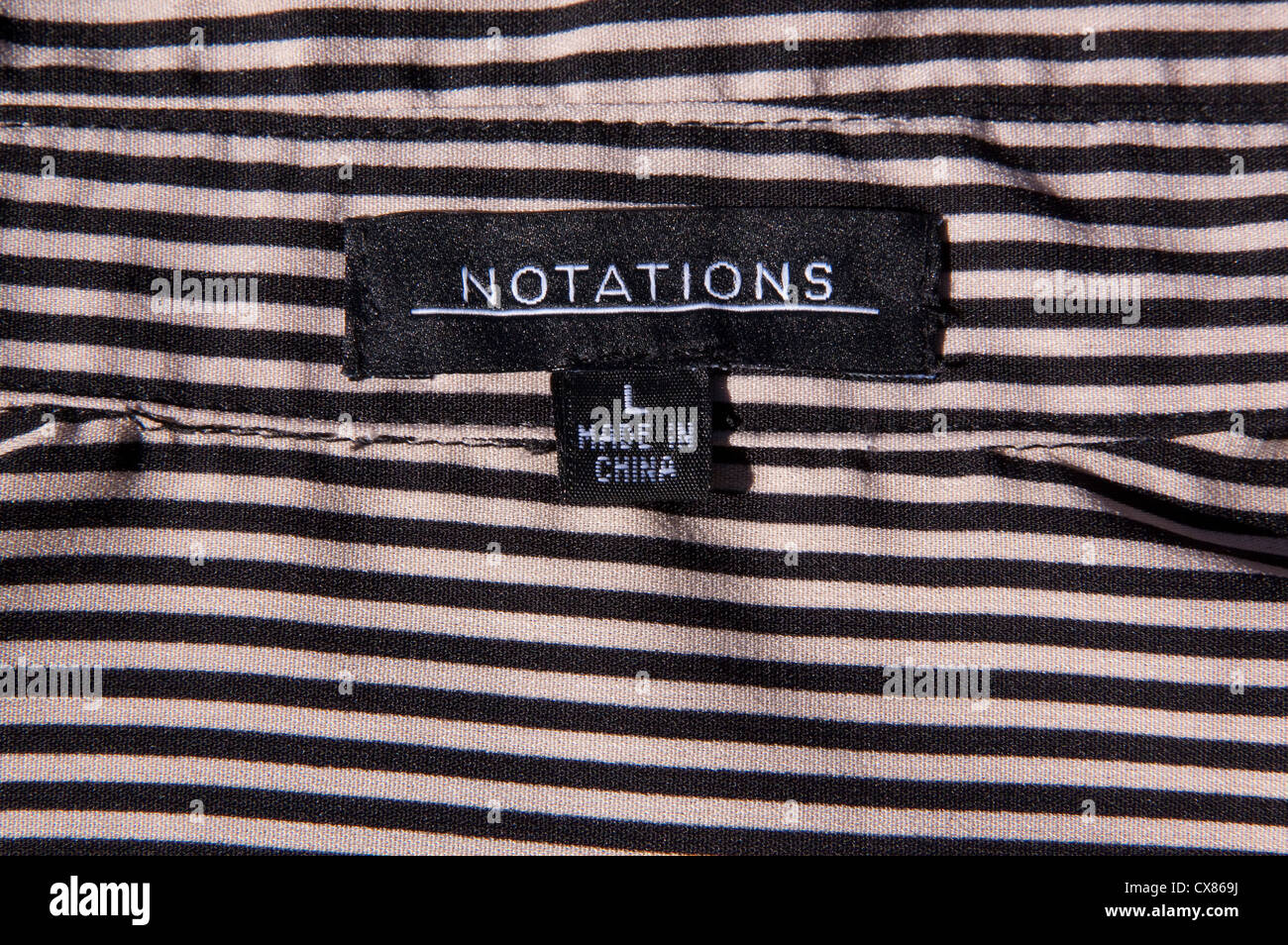 Abbigliamento etichetta su una maglietta made in Cina. Foto Stock