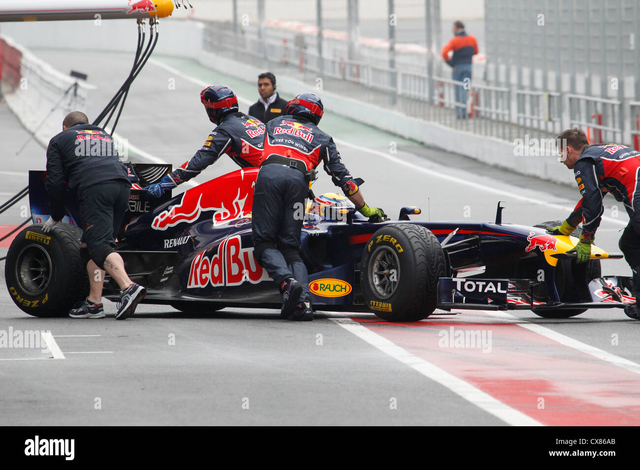 Mark Webber essendo spinto indietro dalla Red Bull meccanica in pit garage durante i test a Montmelo racing via a Barcellona, Spagna Foto Stock