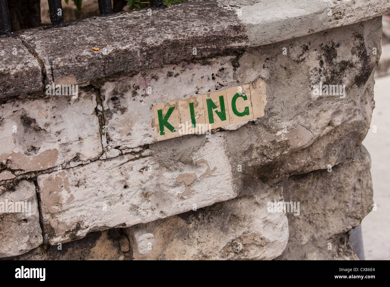 Vecchia strada segno su un corallo muro di pietra a Nassau, Bahamas. Foto Stock