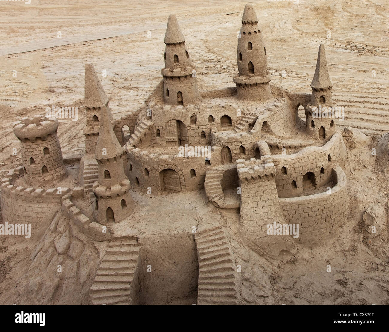 Un bellissimo castello di sabbia su una spiaggia. Foto Stock