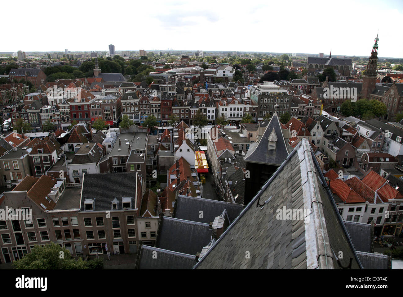 Paesi Bassi, Olanda, Leiden, Pieters Kerk, Chiesa.Market.il suo Municipio. Foto Stock