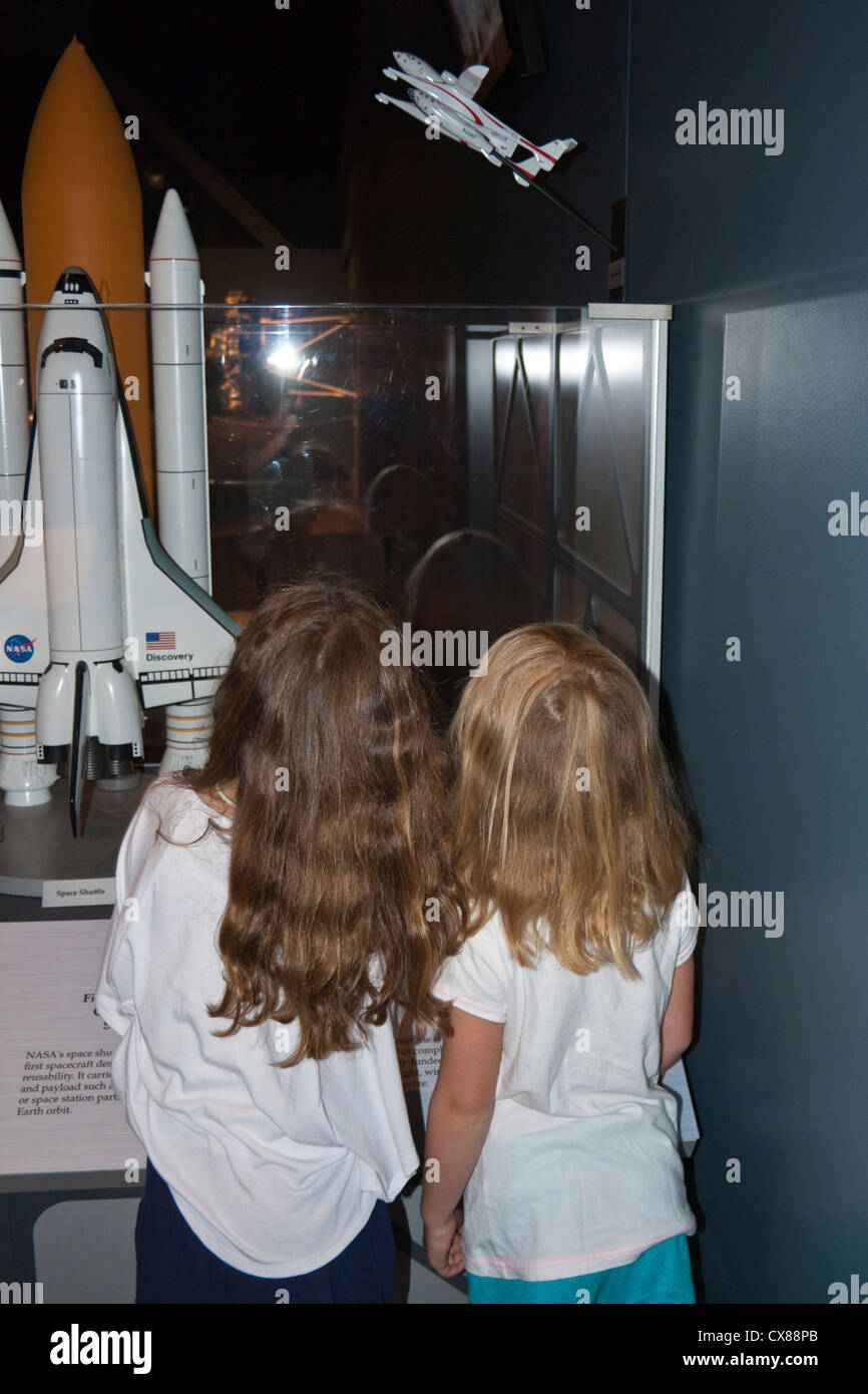 Le ragazze giovani guardano all'US Space Shuttle presentano in Tellus Science Museum Cartersville Georgia USA Foto Stock