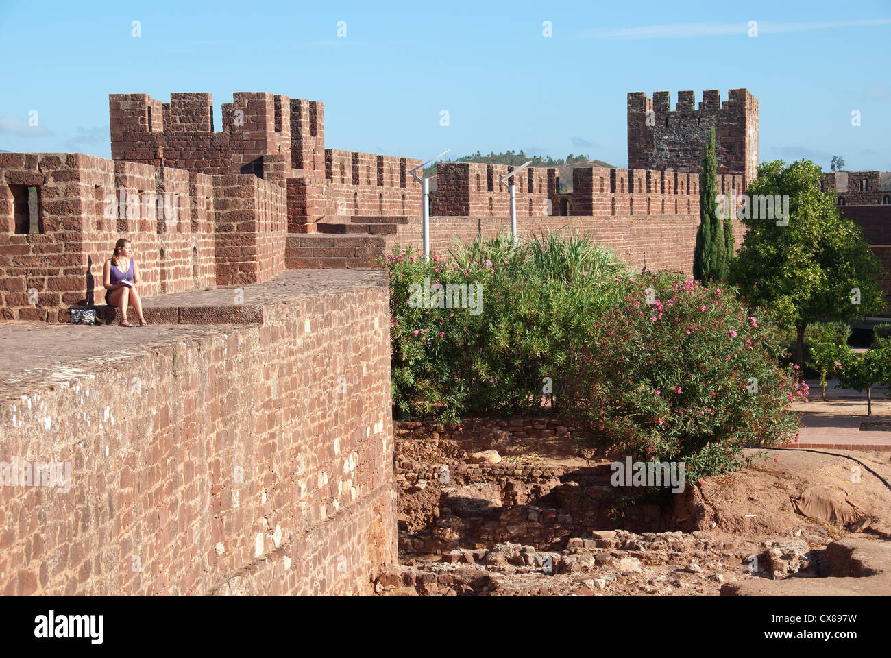 ALGARVE, Portogallo. Le mura merlate e torrette del Castello Moresco a Silves. 2012. Foto Stock