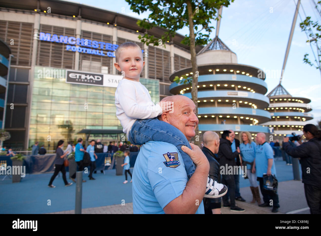 Tifosi fuori l'Etihad Stadium e Manchester City Football Club, Manchester, Inghilterra, Regno Unito Foto Stock