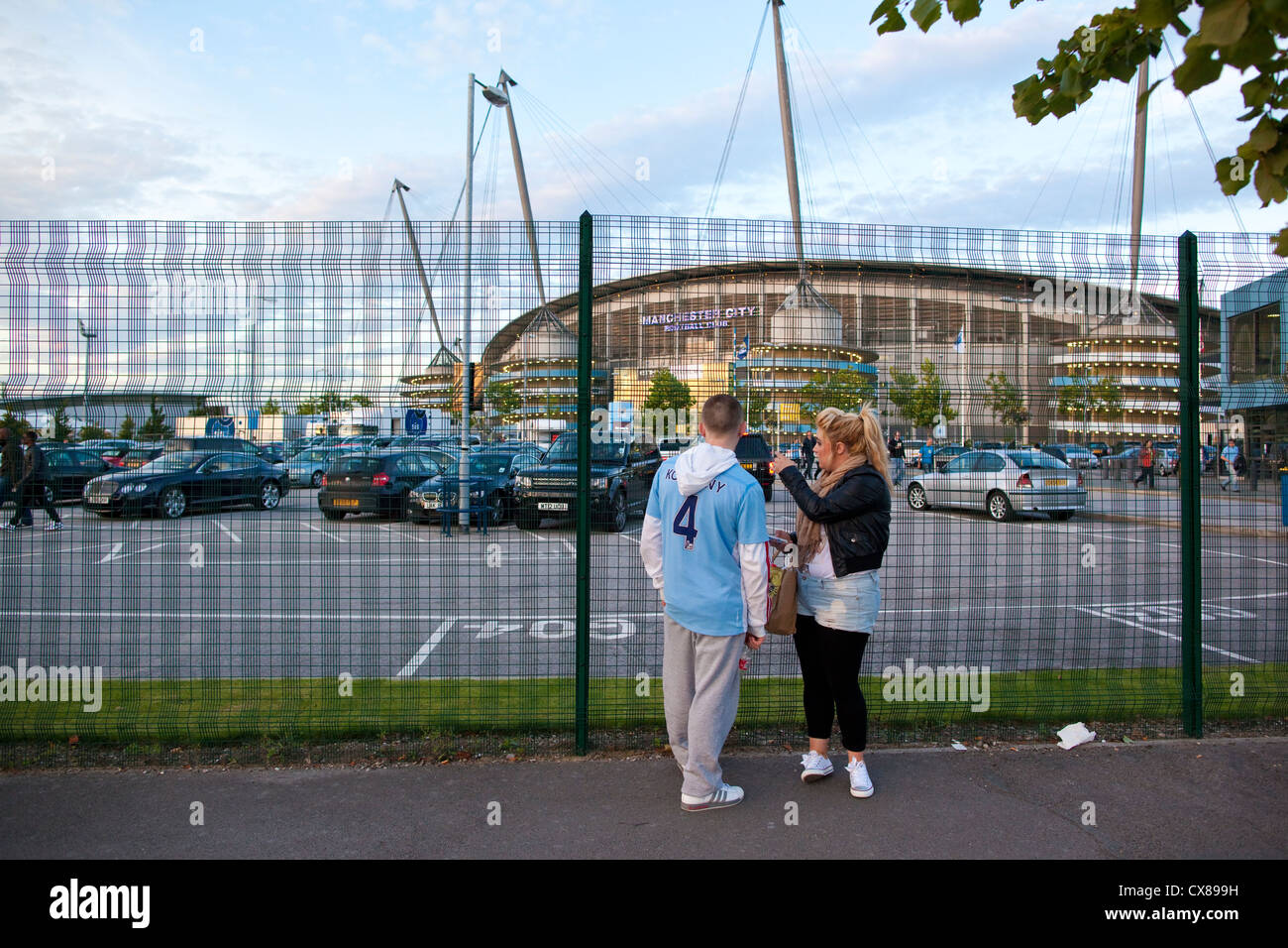 I figli adolescenti a recinzioni perimetrali del Manchester City Etihad Stadium e Manchester, Inghilterra, Regno Unito Foto Stock