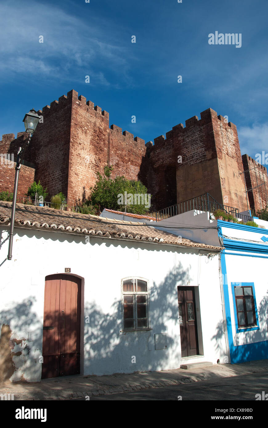 ALGARVE, Portogallo. Tipico di piccole casette imbiancate a Silves, con il castello moresco dietro. 2012. Foto Stock