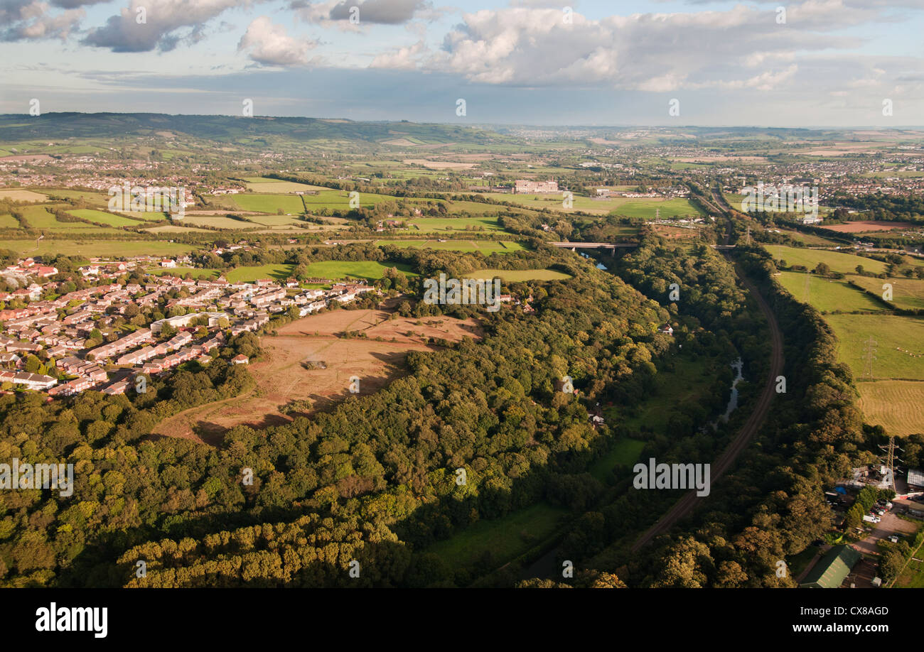 Vista aerea lungo il Bristol boscosa valle di Avon verso Keynsham e il vecchio Cadbury Somerdale Factory Foto Stock