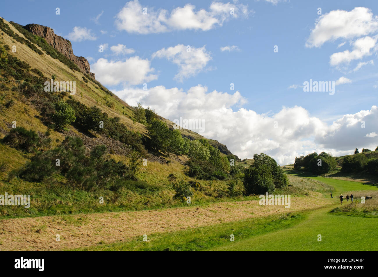 Salisbury Crags su Arthur' Seat, in Holyrood Park, Edimburgo. Foto Stock