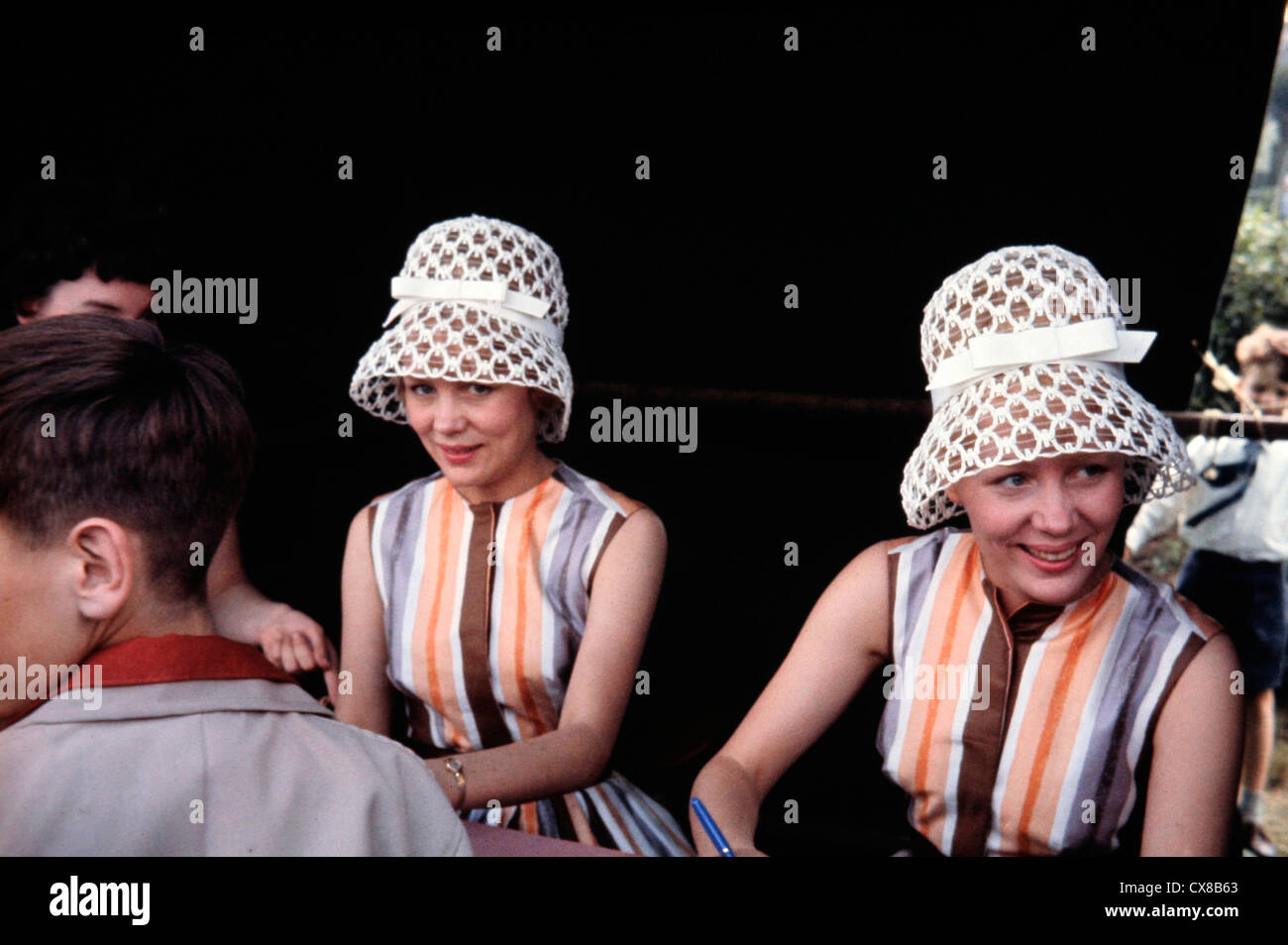 Due delle sorelle di Beverley Babs e Teddie a un evento di beneficenza intorno 1953 Foto Stock Due delle sorelle di Beverley Babs e Teddie a un evento di beneficenza intorno 1953 Foto Stock