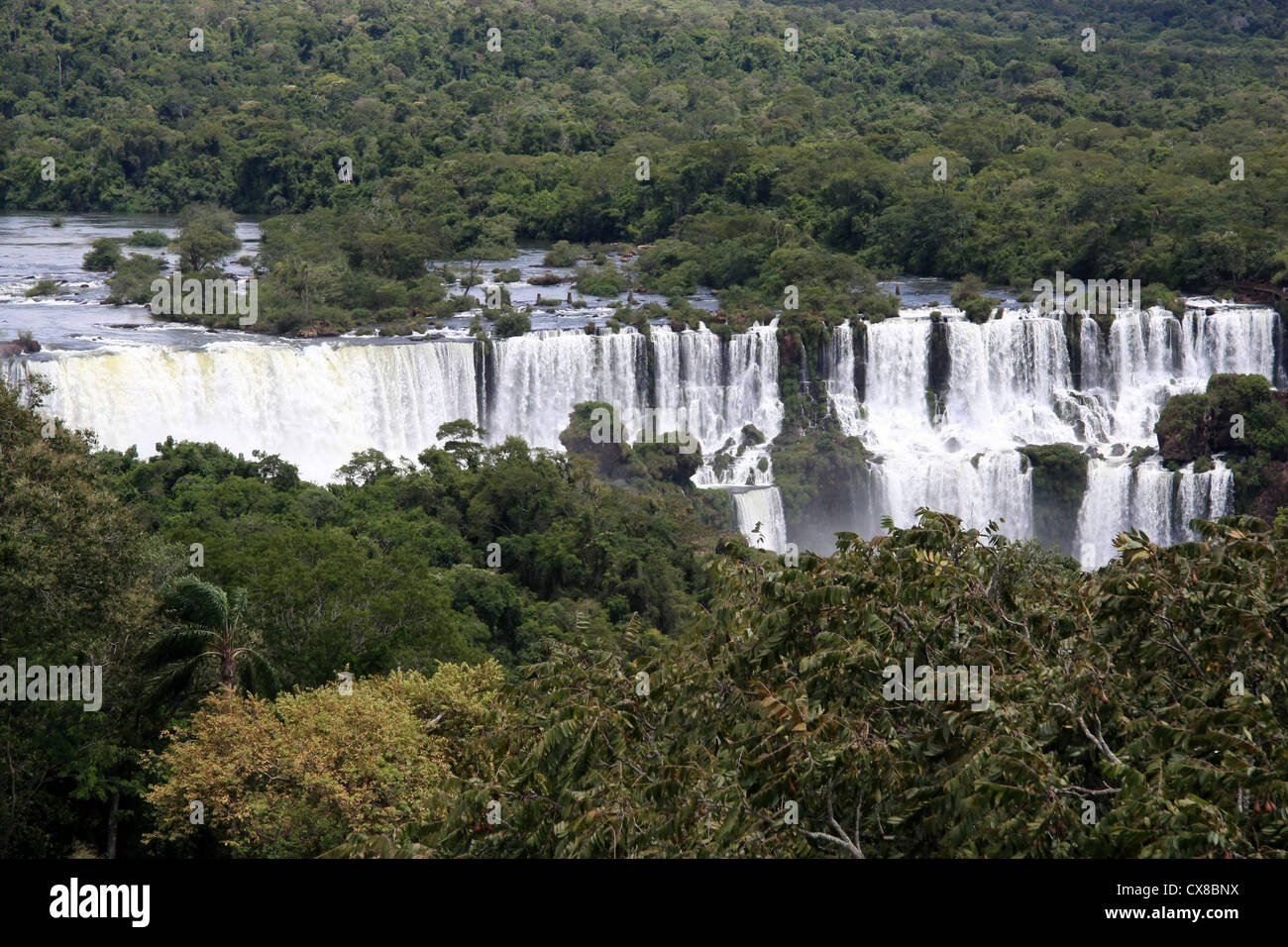 Scenic Cascate di Iguassù come visto dalla torre presso l'Hotel das Cataratas sul lato Brasiliano Foto Stock