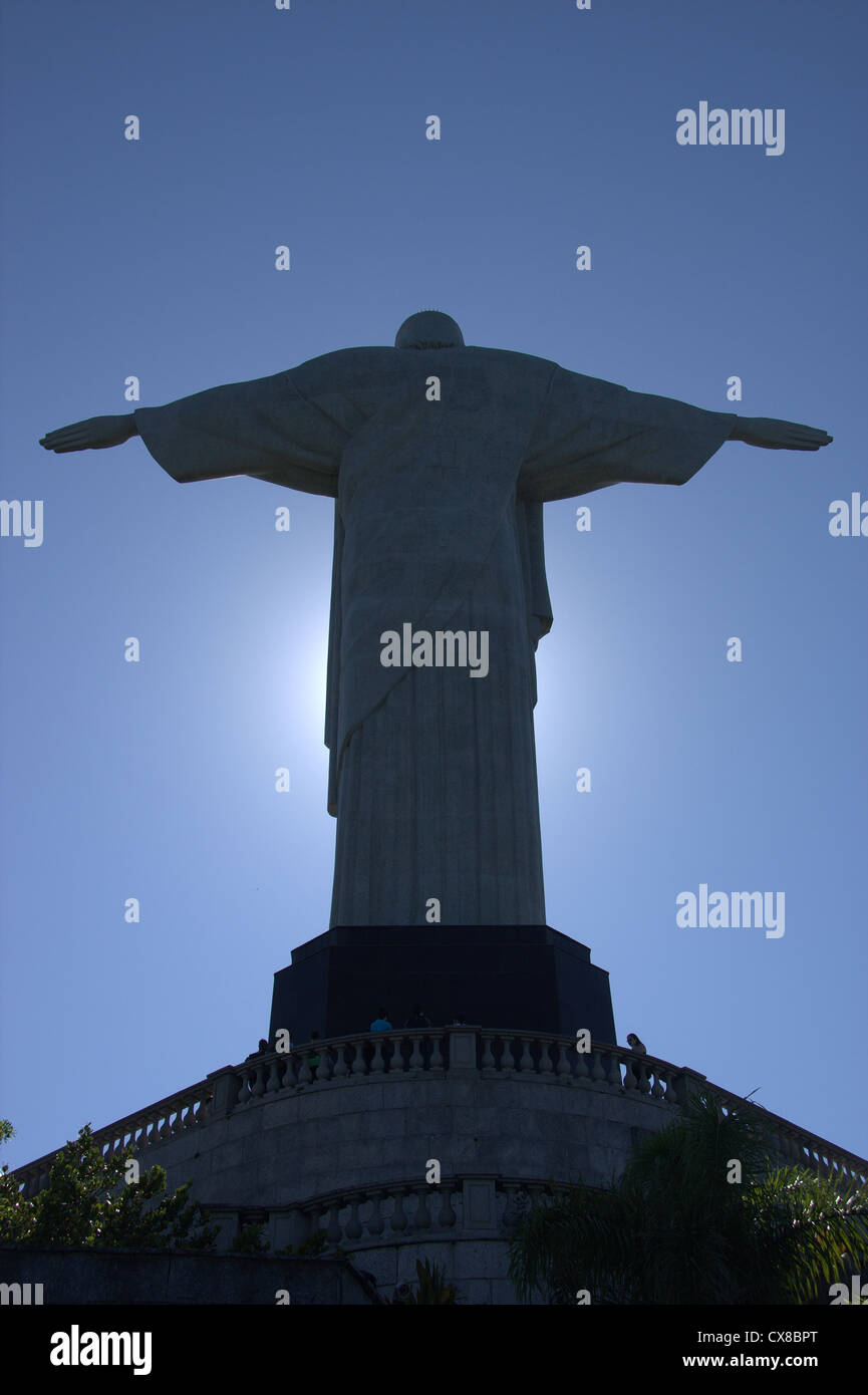 Vista laterale posteriore della statua del Cristo Redentor, Rio de Janeiro, Brasile Foto Stock