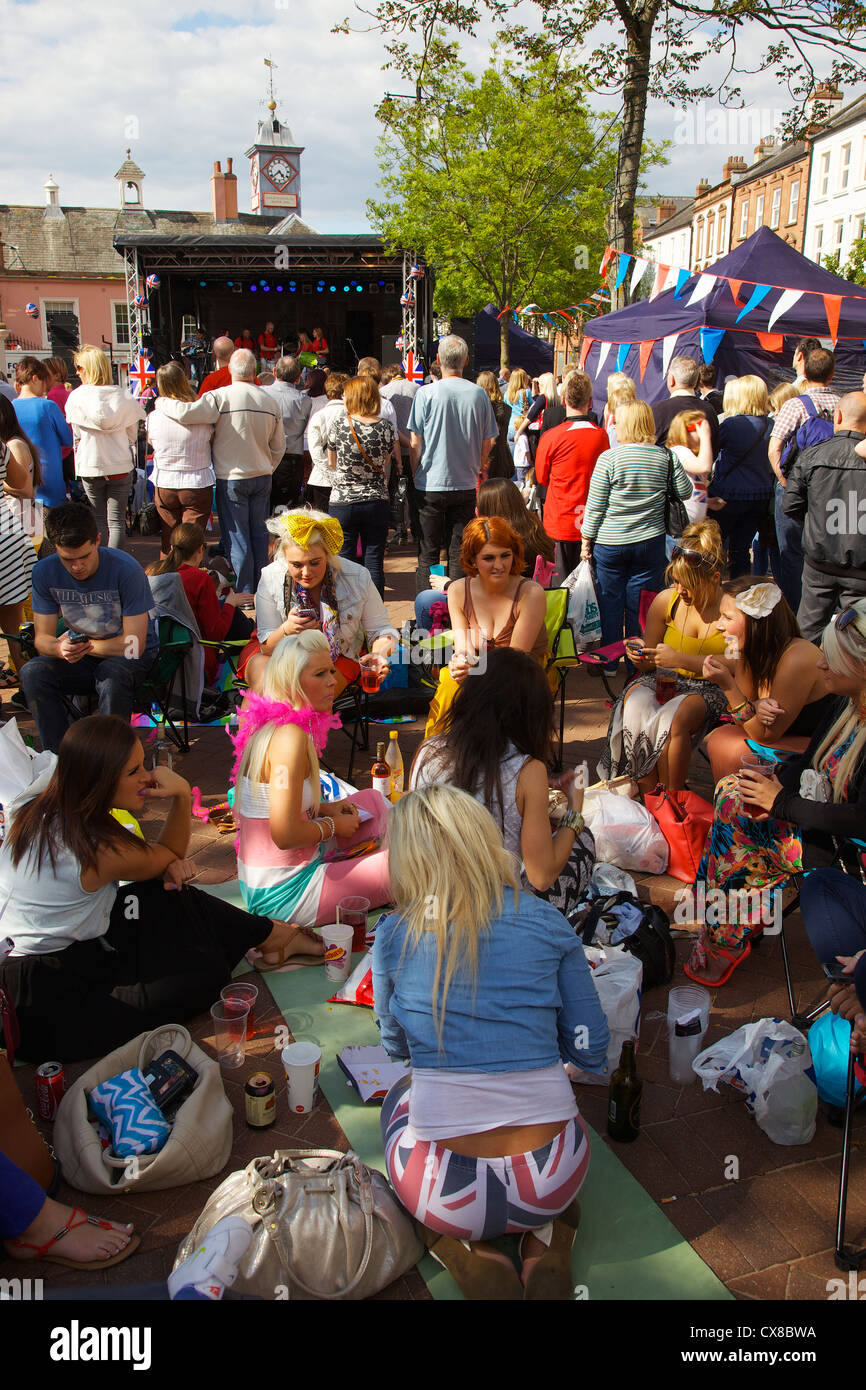 La gente a Carlisle celebrazioni giubilari nel centro di Carlisle Cumbria, England Regno Unito Foto Stock