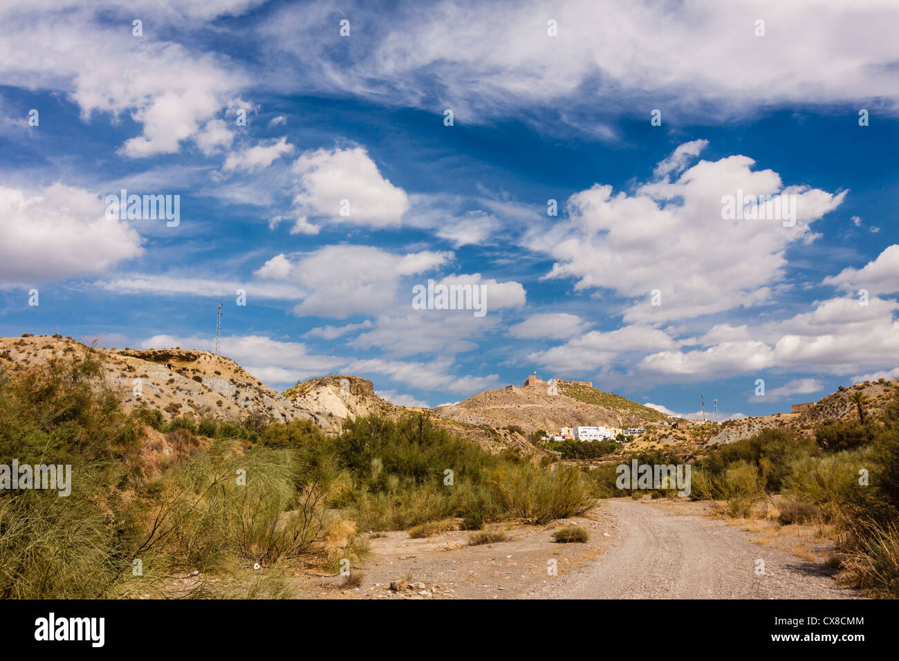 Deserto Tabernas badlands. Un percorso voce al villaggio di Tabernas, Almeria, Andalusia, Spagna Foto Stock