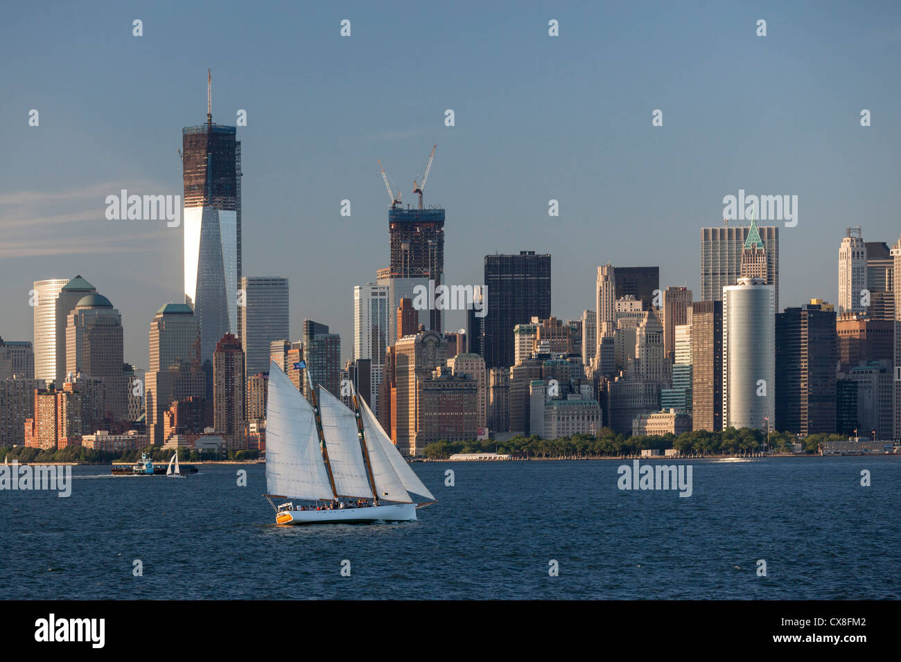 Inferiore dello Skyline di Manhattan, barca a vela, East River, Freedom Tower, New York Foto Stock