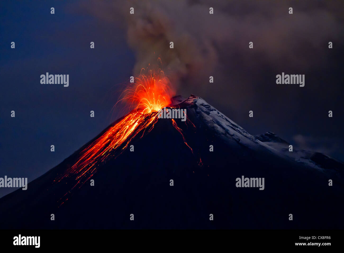 Vulcano Tungurahua eruzione con il blu del cielo e colate di lava Foto Stock