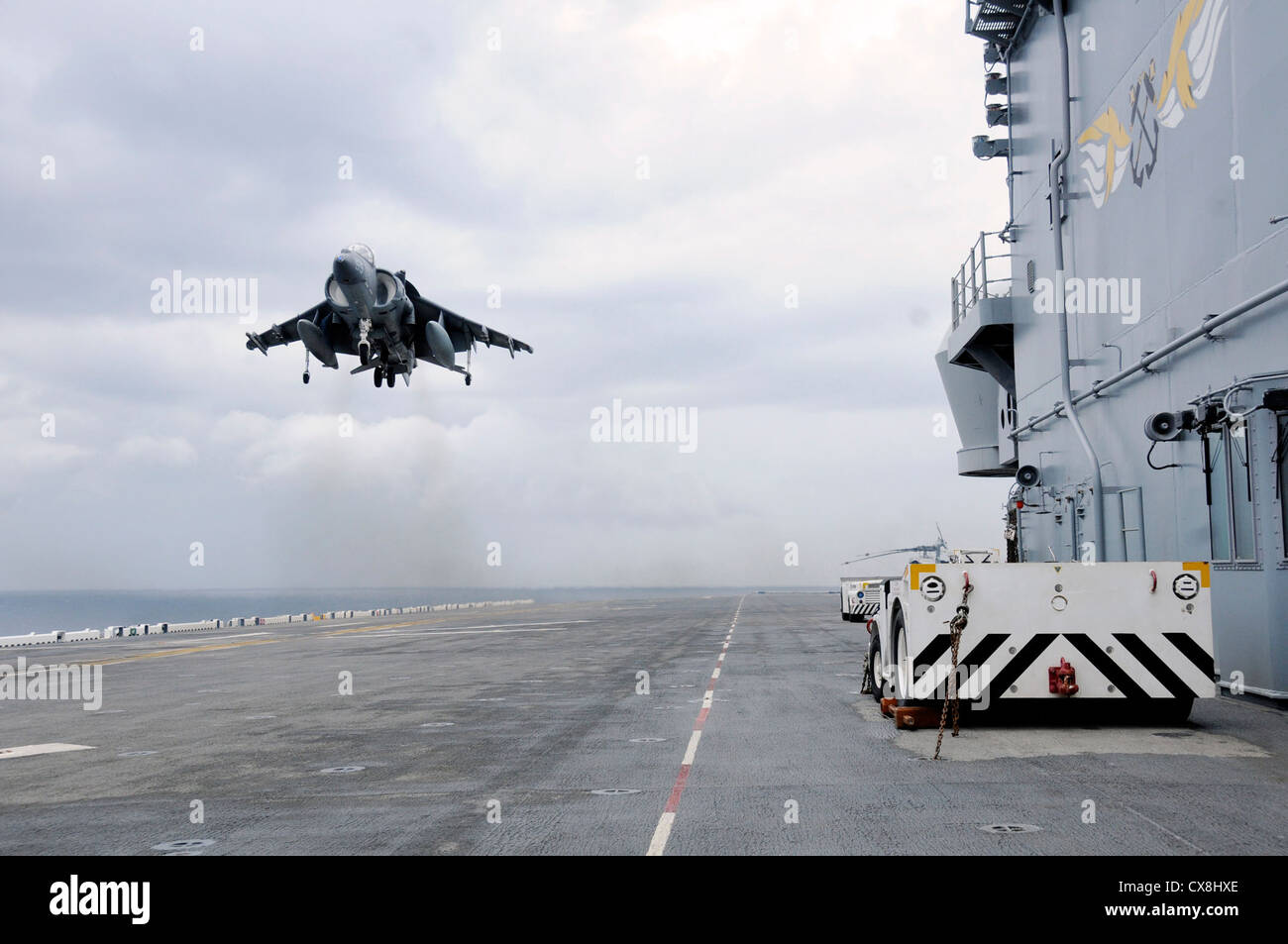 Un pilota assegnato all'asso di picche di attacco marino squadron (VMA) 231 inizia la sua discesa da prua a poppa durante il ponte di volo delle qualifiche a bordo del multi-purpose Amphibious Assault nave USS wasp (LHD 1). L'esercizio, mentre effettuate sul ponte di volo di un lhd, è progettato per dare AV-8B Harrier piloti pratica di atterraggio su una portante. wasp è attualmente in corso di conduzione delle operazioni di routine nell'oceano atlantico. Foto Stock