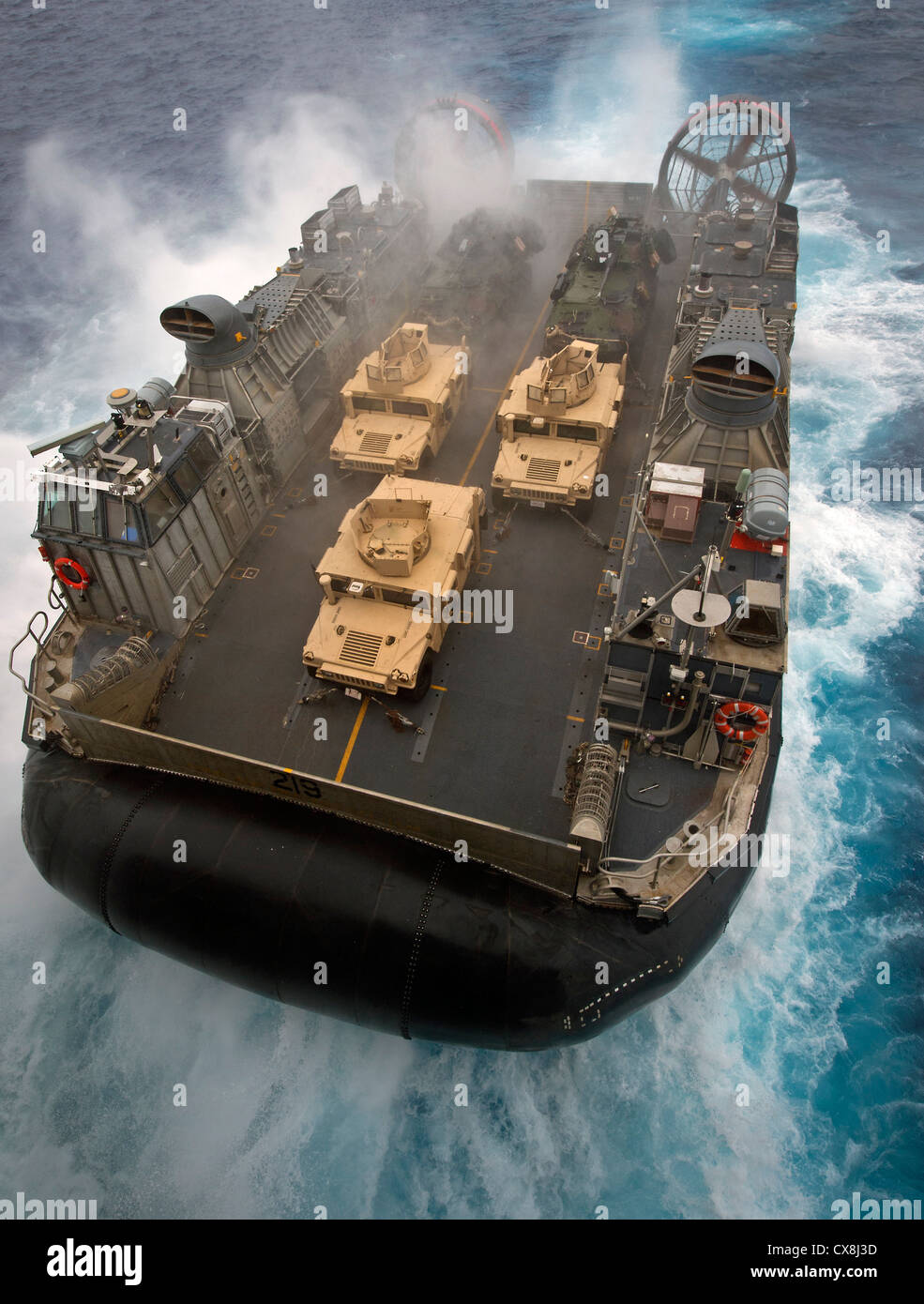 Landing Craft Air Cushion (lcac) 29 assegnato alla spiaggia navale il gruppo 7 esce dalla ben coperta della distribuita Amphibious Assault nave USS bonhomme richard (LHD 6) durante ben coperta operazioni. il bonhomme richard anfibio gruppo pronto (bhr arg), insieme con il trentunesimo Marine Expeditionary Unit (31 meu), partecipano a un esercizio di certificazione (certex). certex è valutato un evento che si concentra su bhr arg e trentunesimo meu's capabilites di fare determinate missioni come humaintarian assistenza e aiuto in caso di catastrofe o di non belligeranza le operazioni di evacuazione. Foto Stock