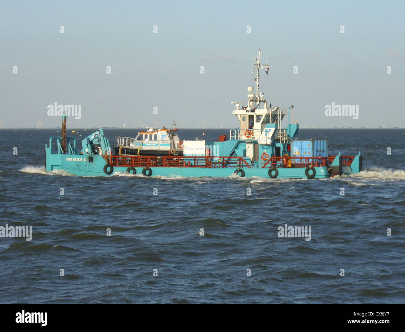 La petroliera costiere '''Kösterberg' e l'alimentazione offshore Nave '''Sara Maatje' sul fiume Elba Foto Stock