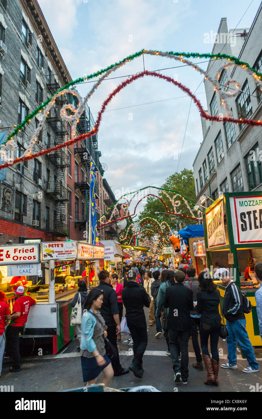 New York, New York, Stati Uniti, Little Italy area, San Genarro Italian Food Street Festival, bancarelle su Mulberry Street. camminata urbana, feste in blocco a new york Foto Stock