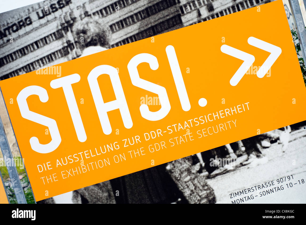 Segno al di fuori di una mostra a Berlino circa la Stasi, la temuta polizia segreta dell'agenzia dell'ex Repubblica democratica tedesca Foto Stock