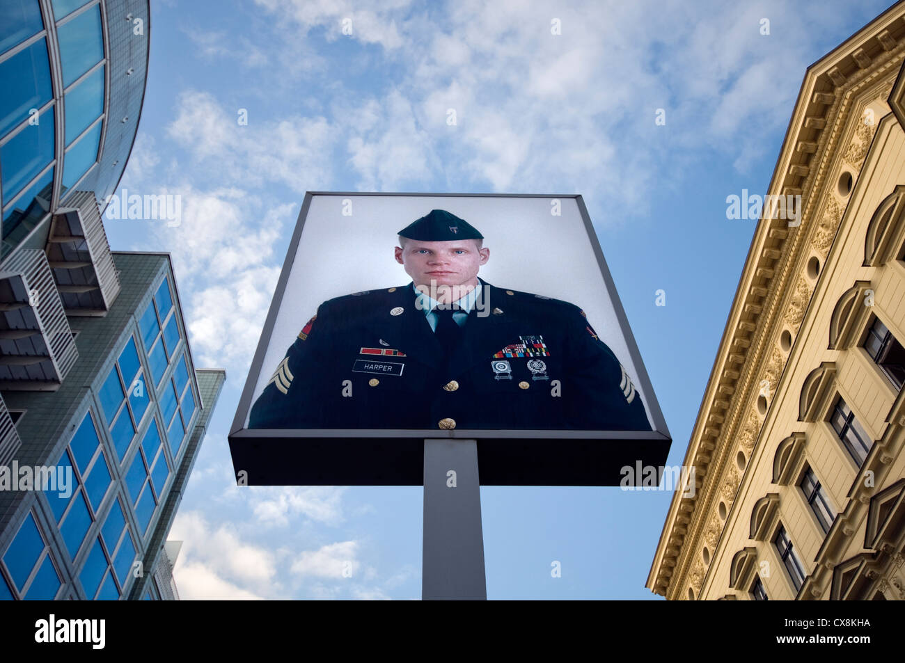Ritratto di soldato americano Jeff Harper al Checkpoint Charlie a Berlino, Germania Foto Stock