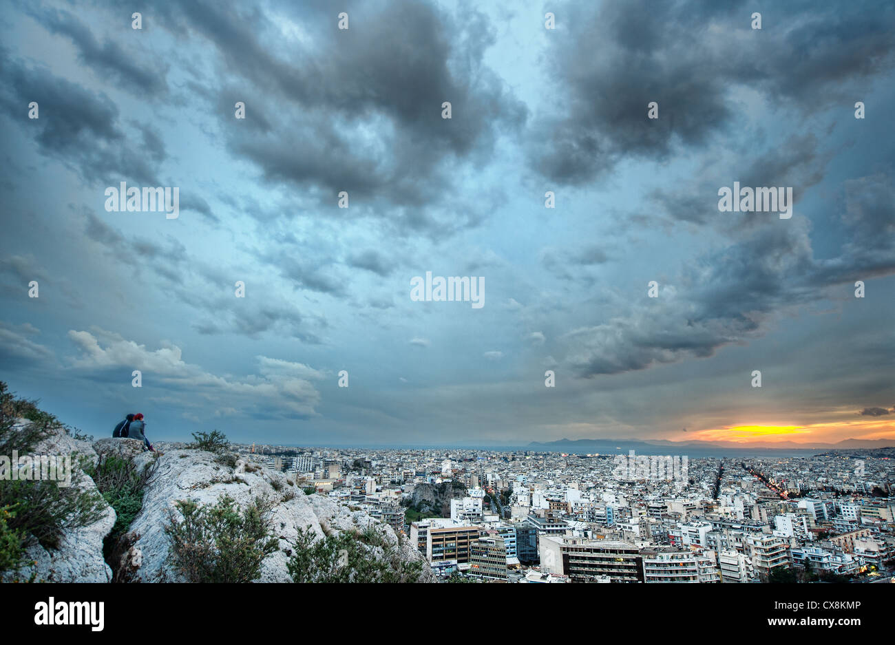 Una drammatica sera cielo sopra la città antica di Atene, Grecia, visto dall'Acropoli Foto Stock