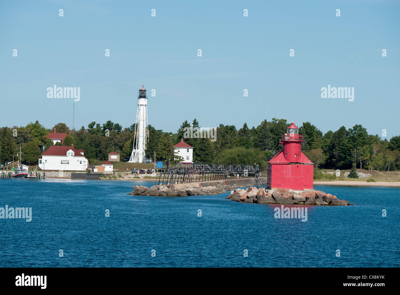 Wisconsin Door County, Storione Bay. North Pierhead Lighthouse (rosso), costruito nel 1882, situato sul Lago Michigan. Foto Stock