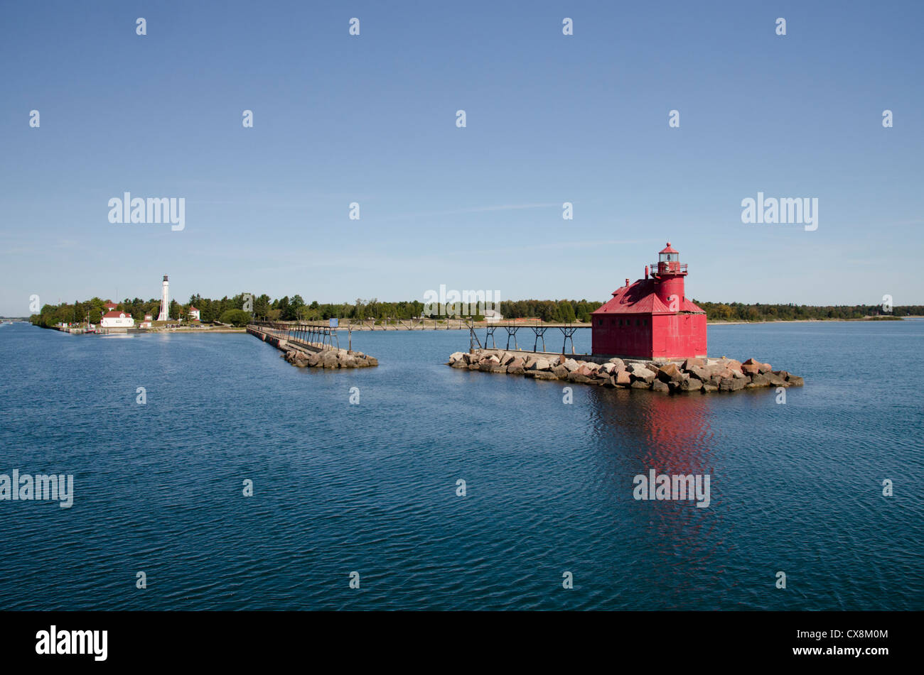 Wisconsin Door County, Storione Bay. North Pierhead Lighthouse (rosso), costruito nel 1882, situato sul Lago Michigan. Foto Stock