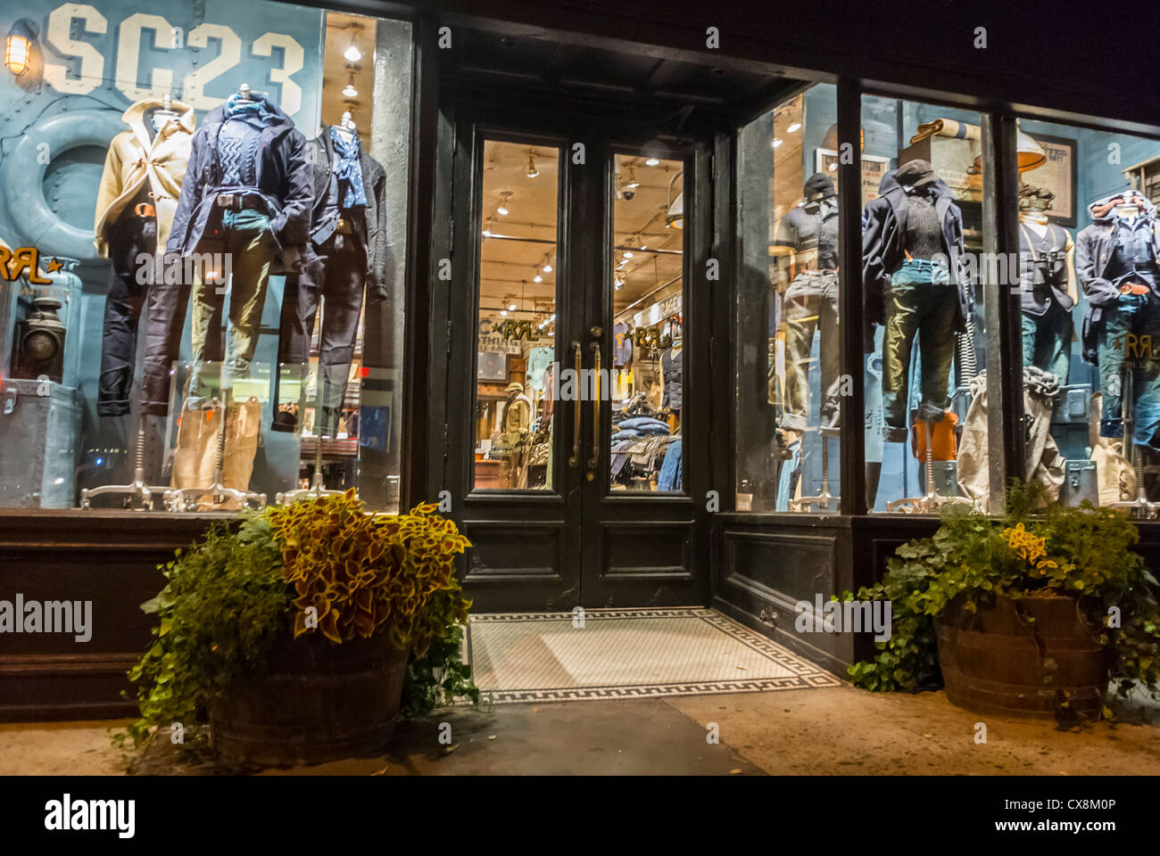 New York City, NY, USA, 'Ralph Lauren' negozi di fronte al negozio di Greenwich Village, etichette modali, negozio di abbigliamento uomo, manichini di moda, piccole finestre del negozio di notte Foto Stock