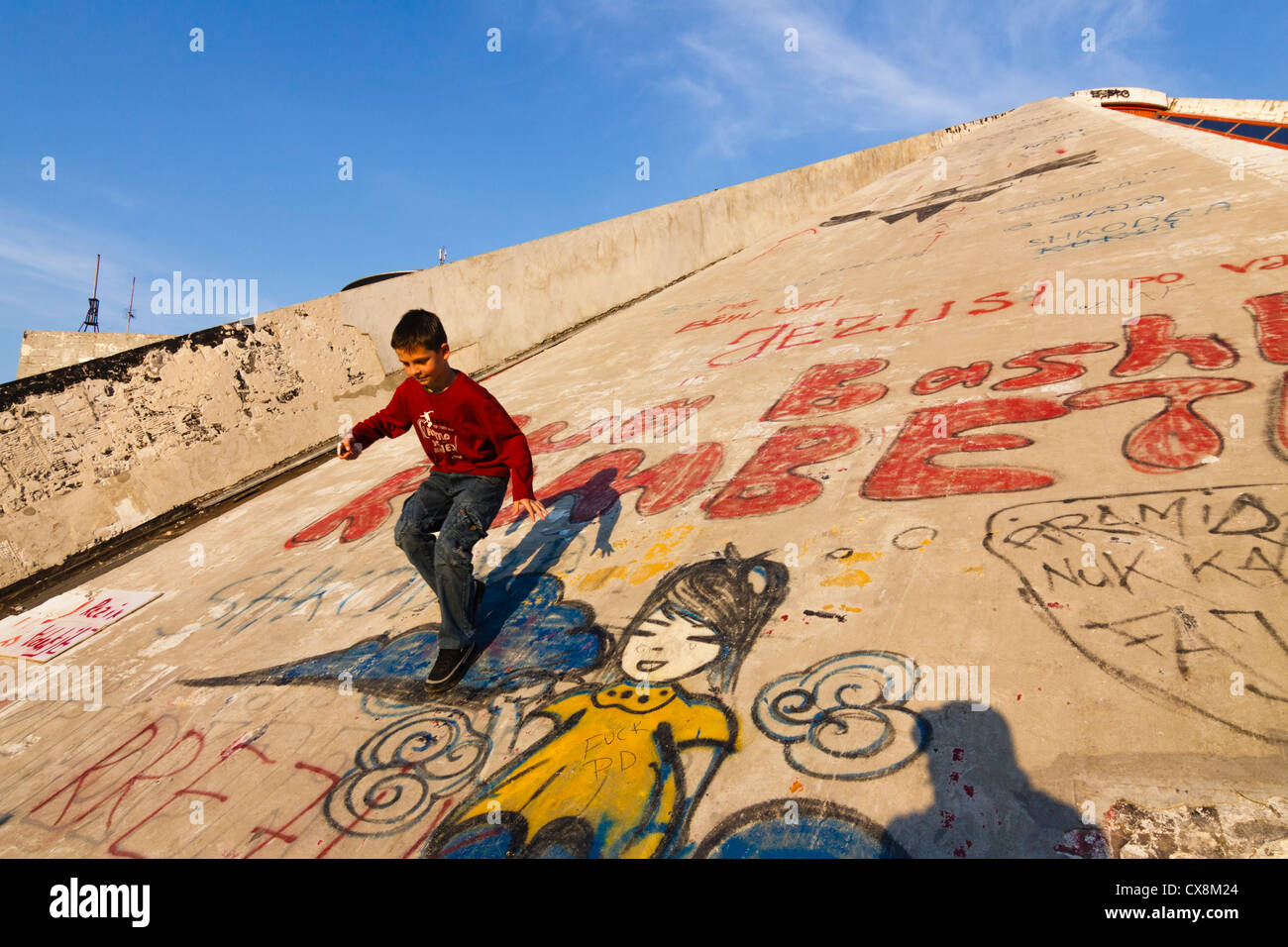 Bambino salendo la piramide, l'ex centro internazionale della cultura. Tirana, Albania Foto Stock