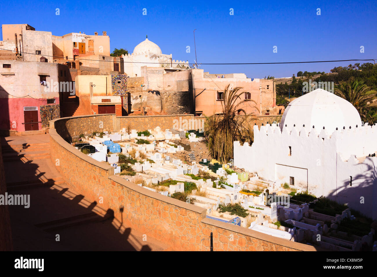 Vasai trimestre ed il cimitero con marbut imbiancate a Safi, atlantica del Marocco Foto Stock