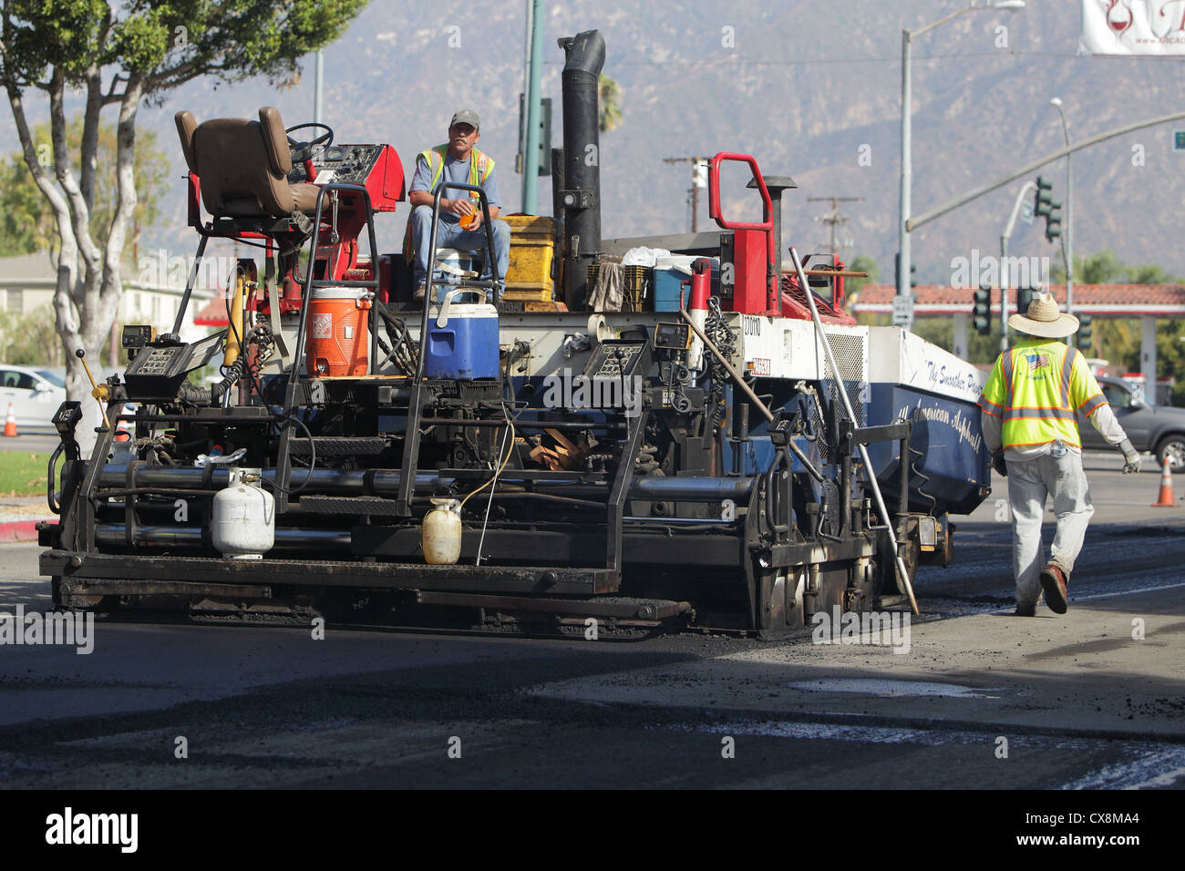 ARCADIA, CALIFORNIA, STATI UNITI D'America - 20 settembre, 2012. Operai prendono una pausa dalla posa di asfalto su Baldwin Avenue il 20 settembre 2012. Foto Stock
