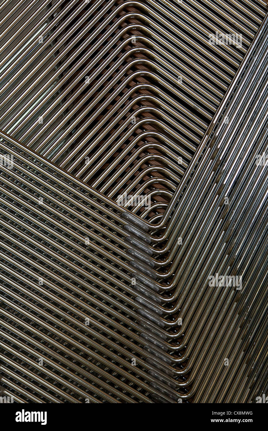 Sedie impilate Foto Stock