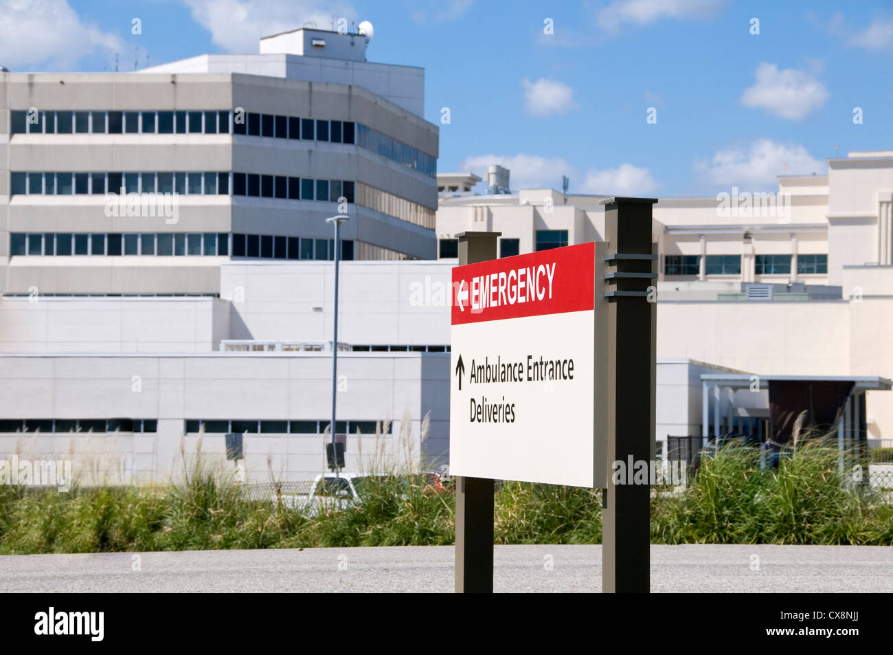 Rosso brillante ospedale di emergenza entrata segno davanti di un ospedale Foto Stock