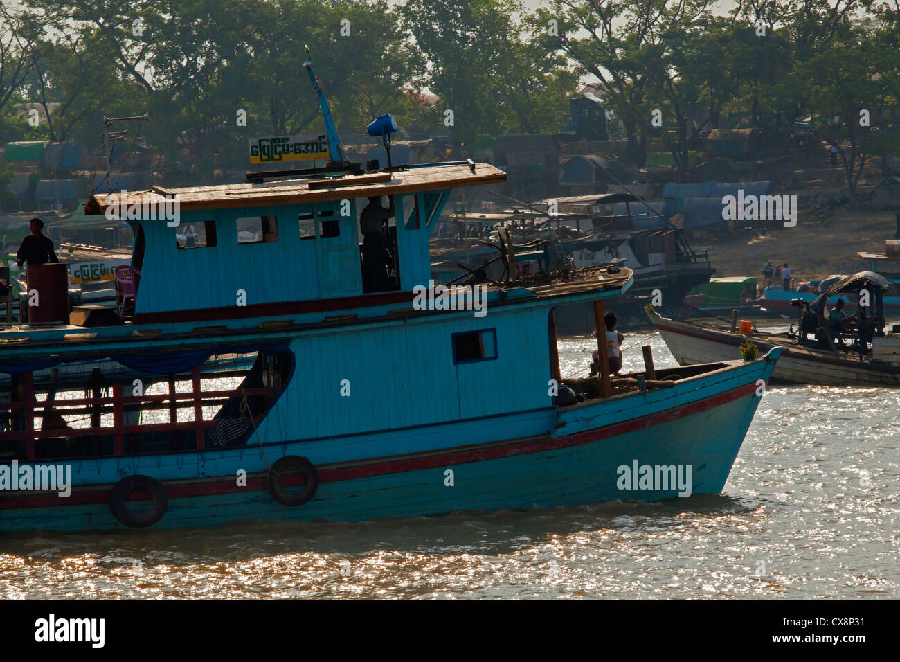 Una nave passeggeri fili le acque del fiume Irrawaddy - Mandalay, MYANMAR Foto Stock