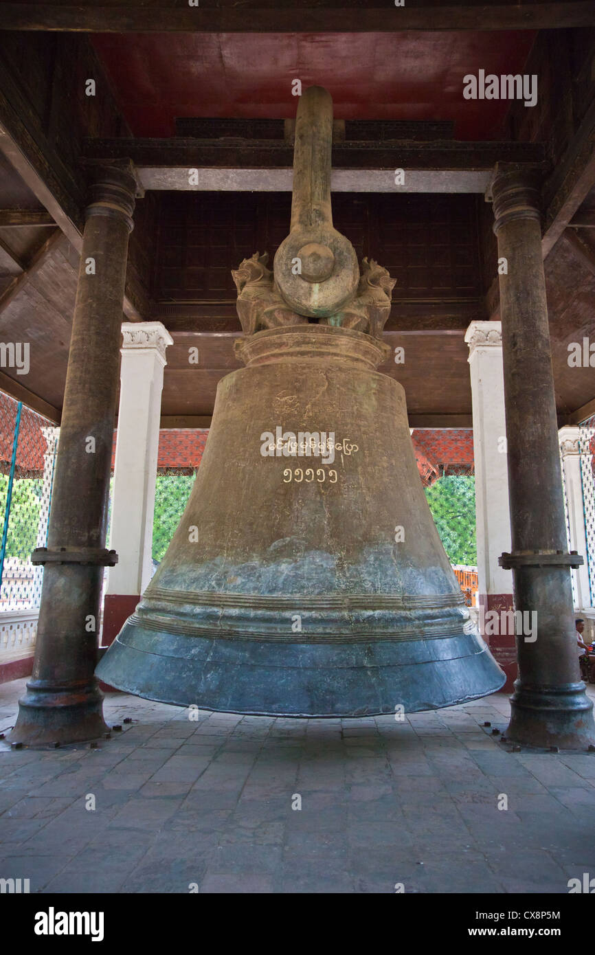 Nel 1808 Re Bodawpaya cast questo 90 ton campana di bronzo chiamato MINGUN BELL - MINGUN, MYANMAR Foto Stock