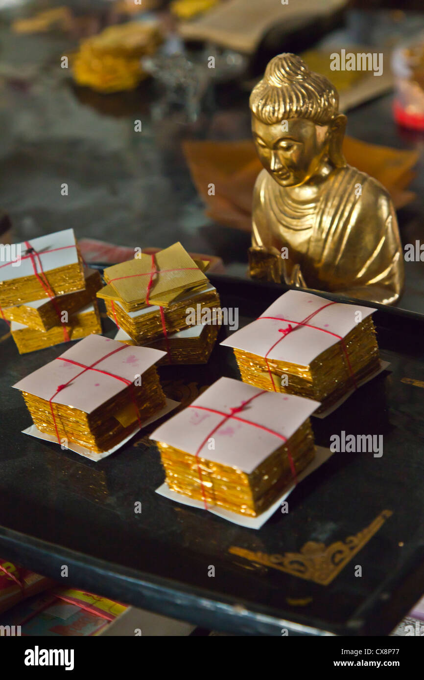 La produzione di foglia di oro è una specialità di Mandalay - Myanmar Foto Stock