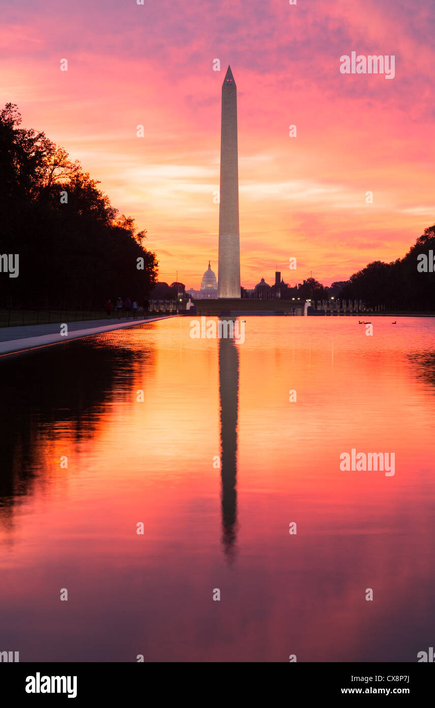 Rosso brillante e orange sunrise all'alba riflette il Monumento a Washington nel Lincoln Memorial piscina riflettente Foto Stock