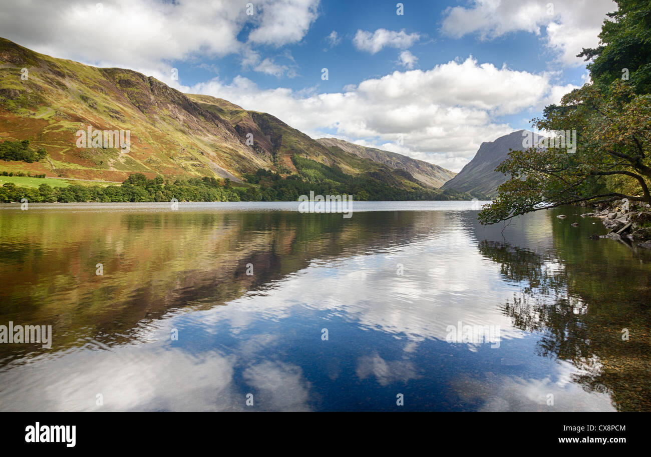 Montagne riflettono in Buttermere lago calmo nel Lake District inglese Foto Stock