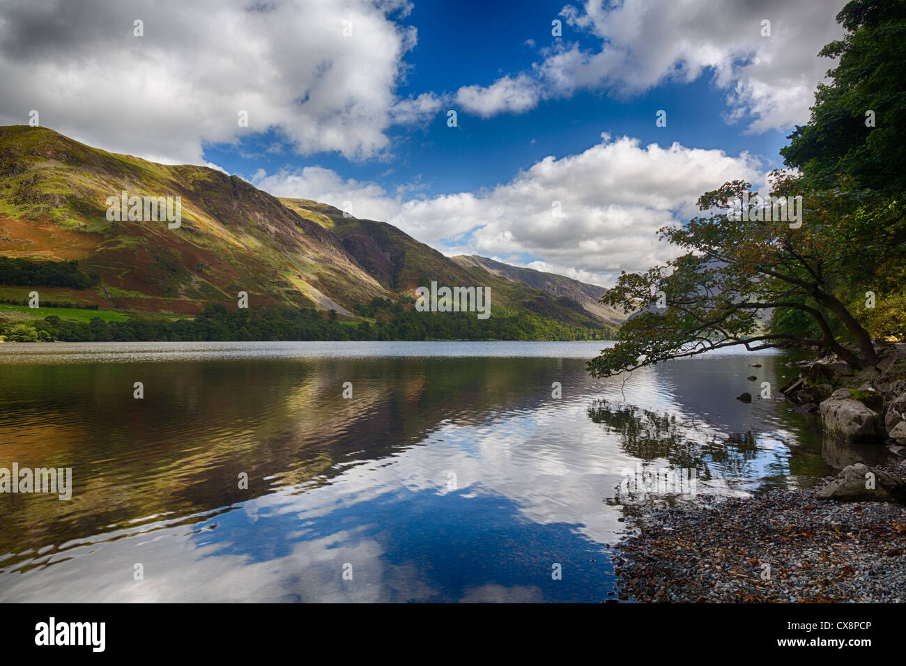 Montagne riflettono in Buttermere lago calmo nel Lake District inglese Foto Stock