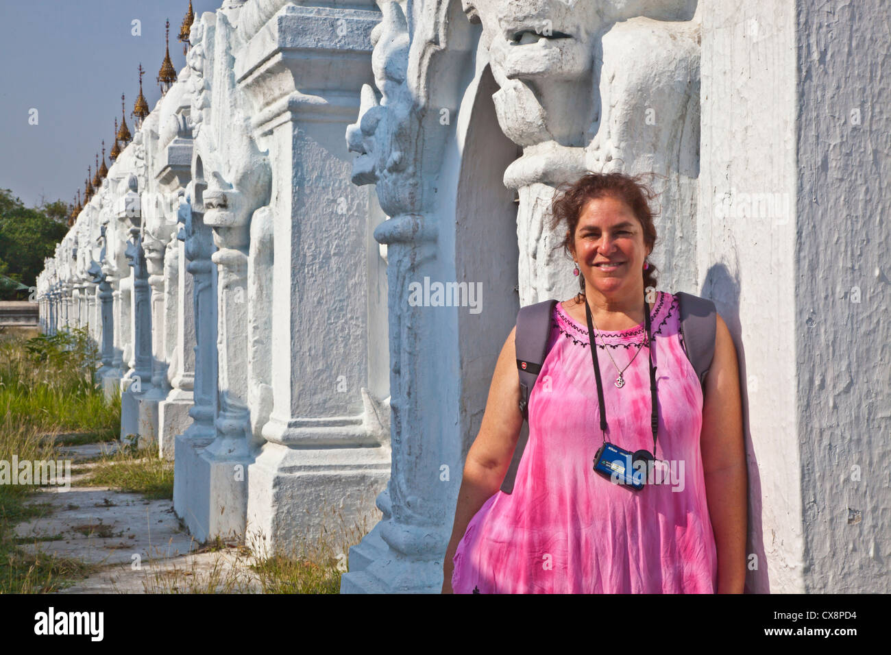 KIM LOVELL al KUTHODAW PAYA case 729 di lastre di marmo dei Tripitaka sapere come il mondo più grande libro - Mandalay, MYANMAR Foto Stock