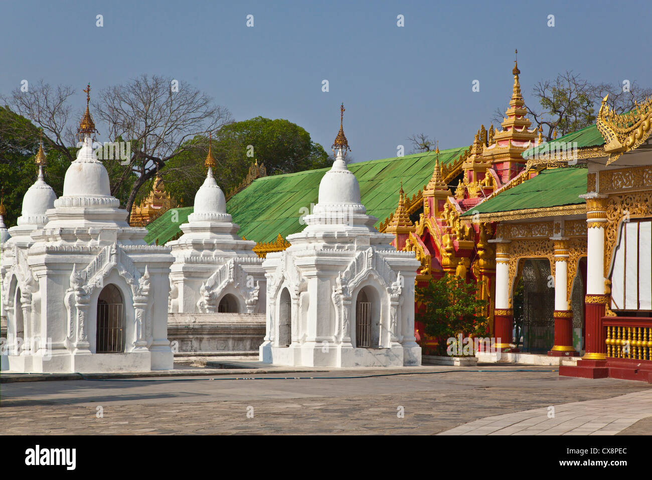 Il KUTHODAW PAYA case 729 di lastre di marmo dei Tripitaka sapere come il mondo più grande libro - Mandalay, MYANMAR Foto Stock