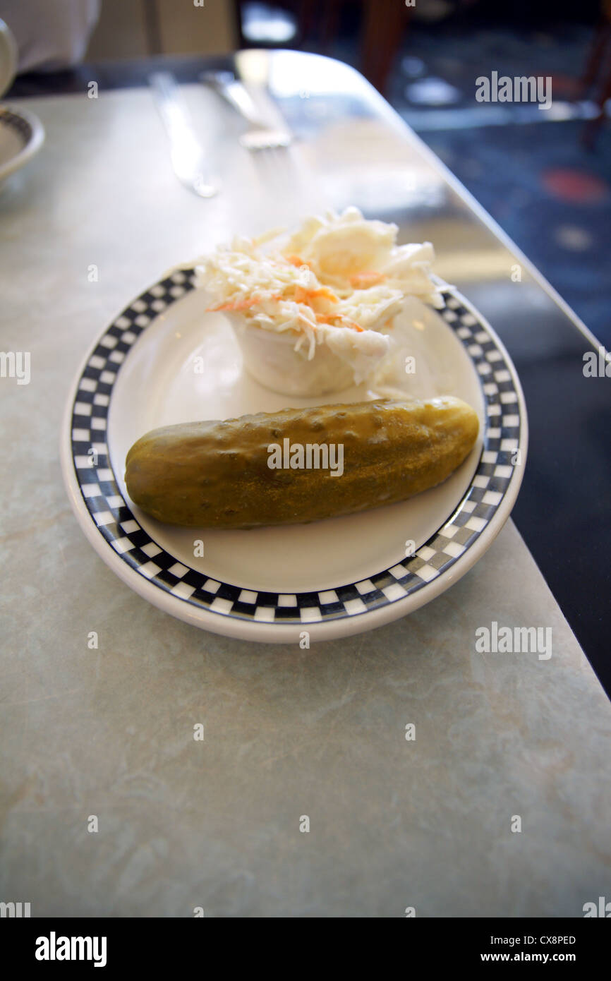 Pickle con un coleslaw un regolare ordine laterale con diner pasti negli Stati Uniti Foto Stock