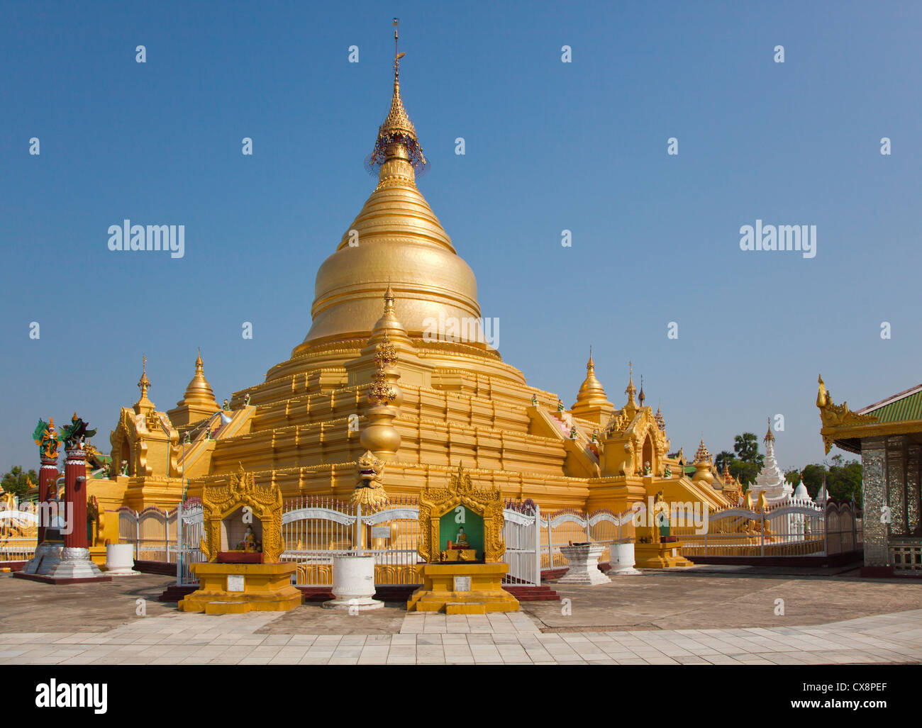 Il KUTHODAW PAYA case 729 di lastre di marmo dei Tripitaka sapere come il mondo più grande libro - Mandalay, MYANMAR Foto Stock