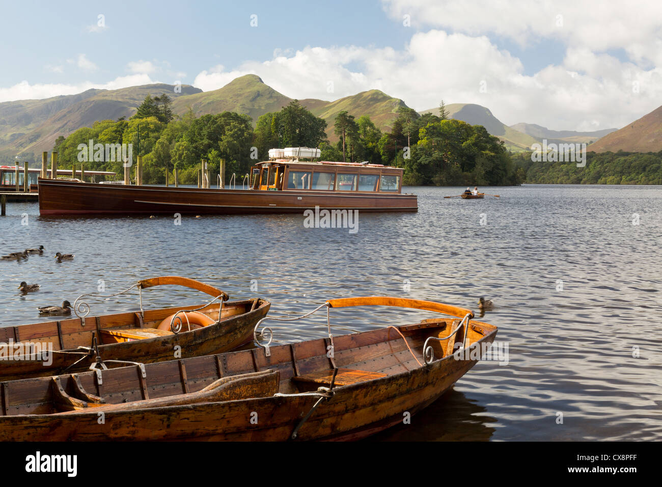 Piers / pontili, barche a remi e lanciare sul bordo della Derwent Water nel Lake District inglese, UK in mattina presto Foto Stock
